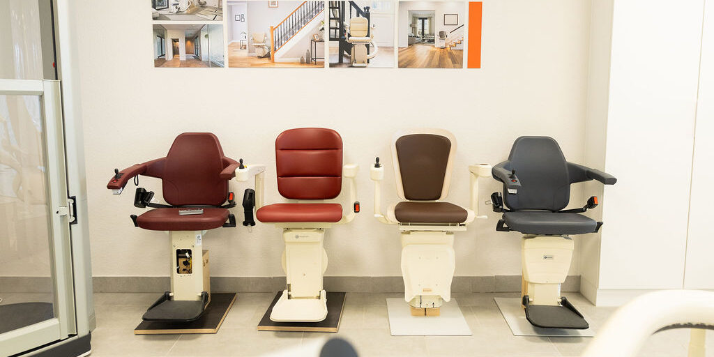 Showroom-Stuhlreihe Das Bild zeigt einen Blick in den Ausstellungsraum mit Liftsystemen.