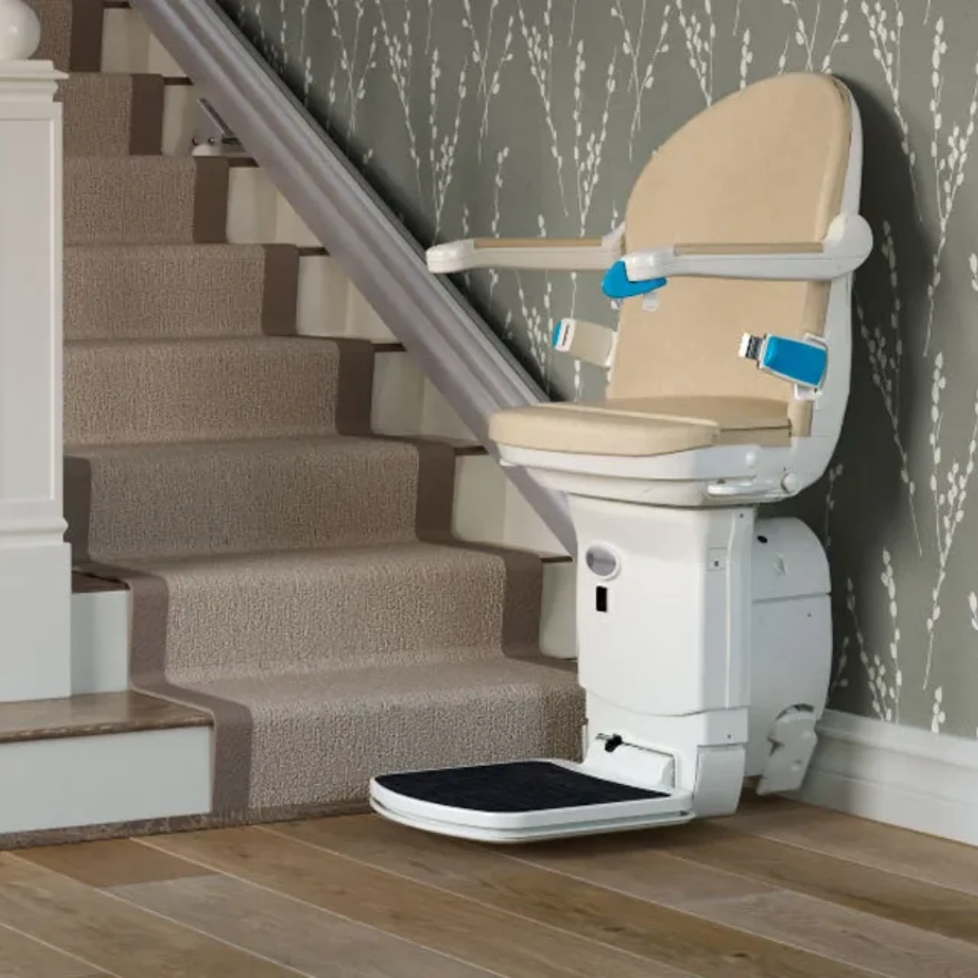 Das Bild zeigt den Sitzlift Handicare 1000 im Innenbereich.