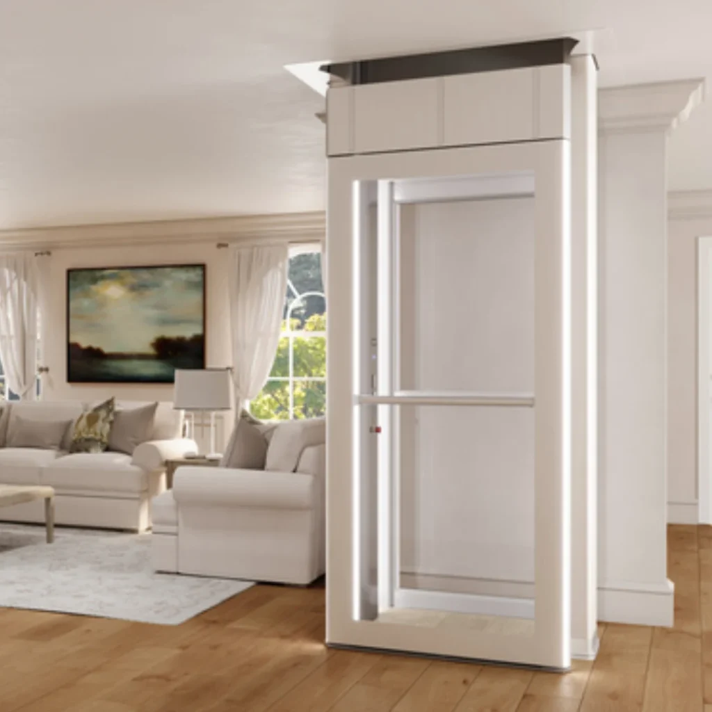 Das Bild zeigt den Homelift Luma in elegantem Weiß und in einer gemütlichen Wohnungebung mit Sofa, Sessel, undTeppich.