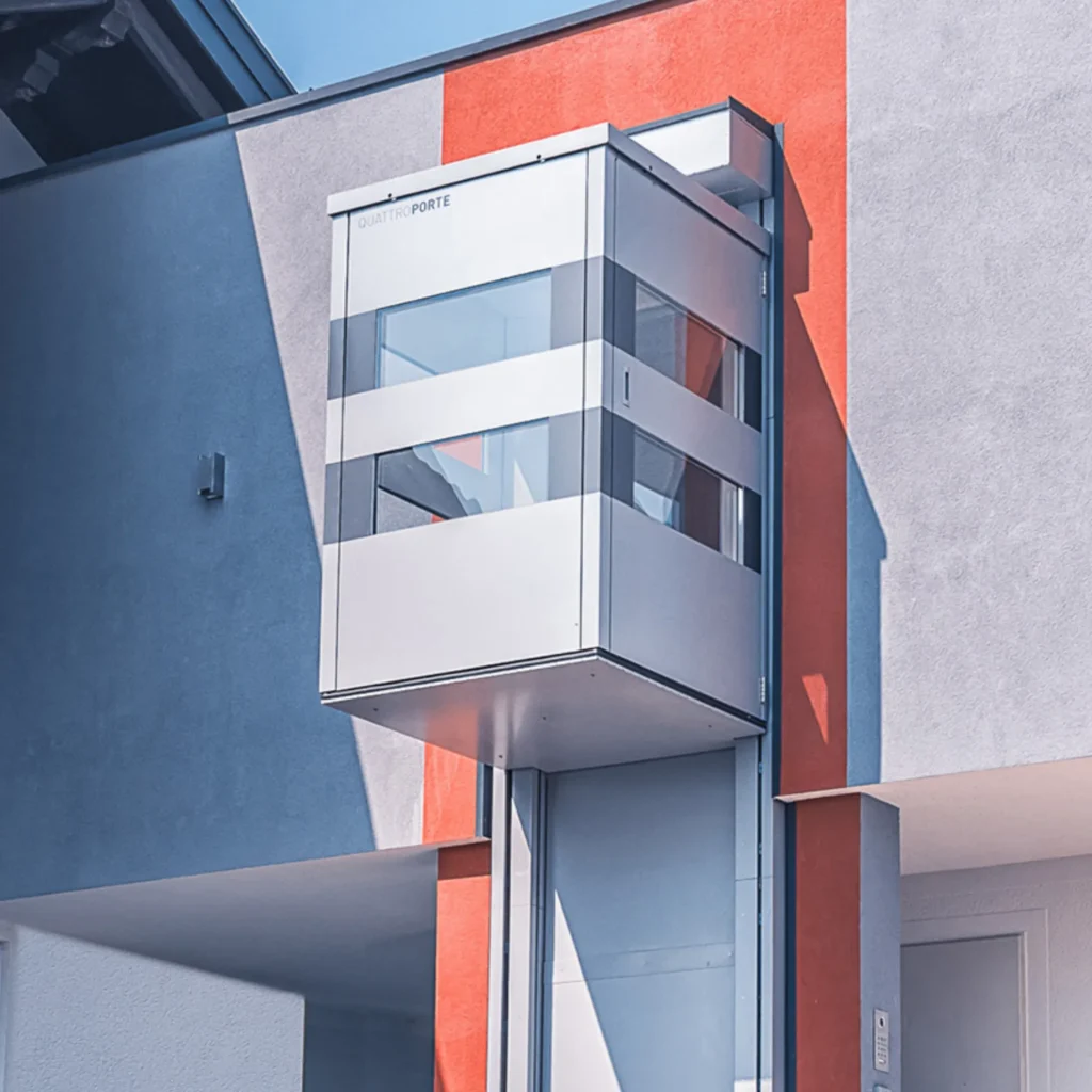 Das Bild zeigt einen Senkrechtlift.