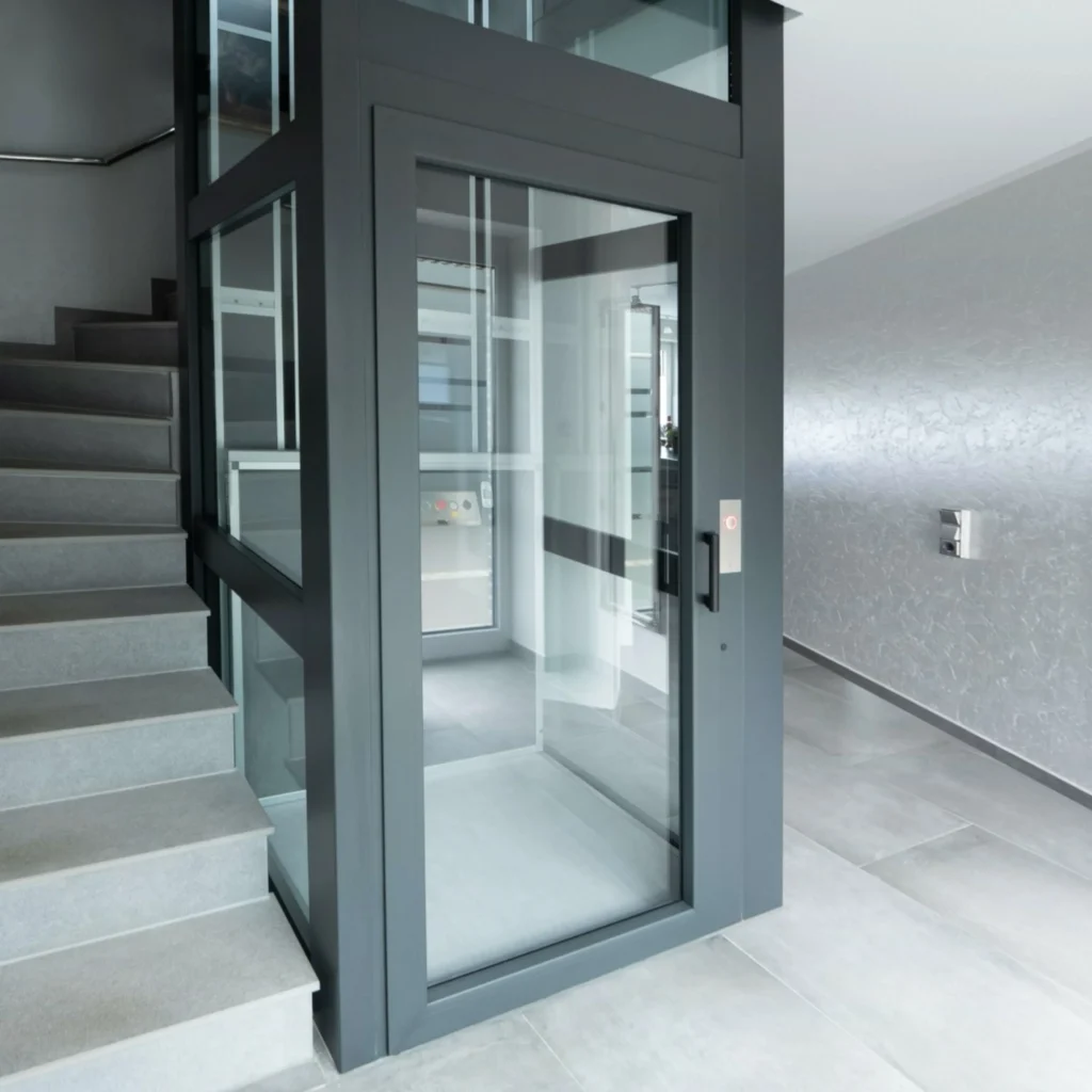 Das Bild zeigt einen Senkrechtlift.