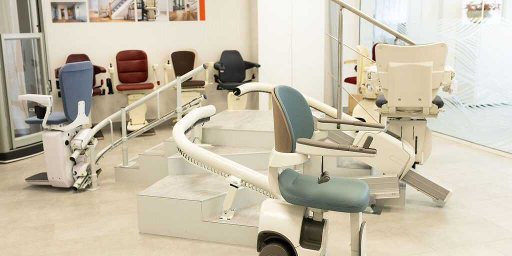 showroom-treppenlifte Das Bild zeigt einen Blick in den Ausstellungsraum mit Liftsystemen.