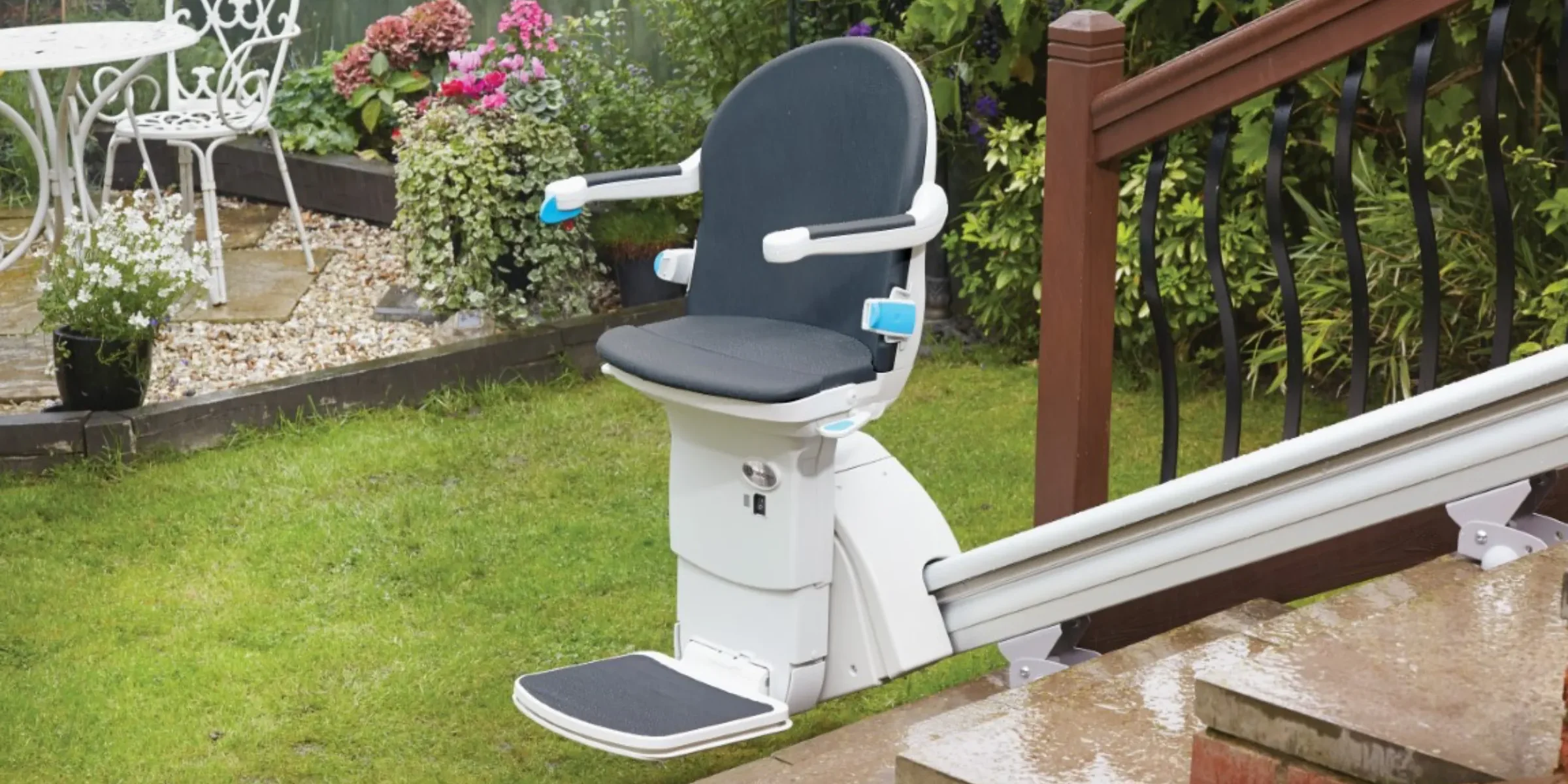 Das Bild zeigt einen Sitzlift im Außenbereich (Garten).