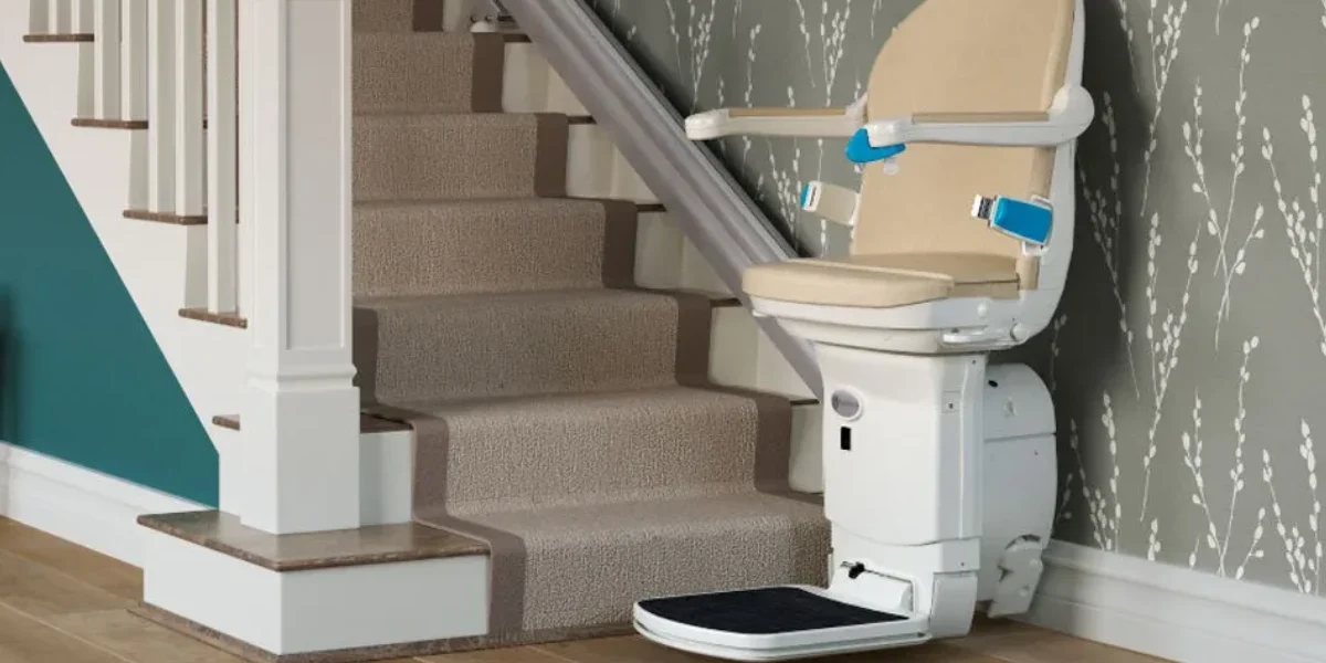 Das Bild zeigt den Sitzlift Handicare 1000 im Innenbereich.