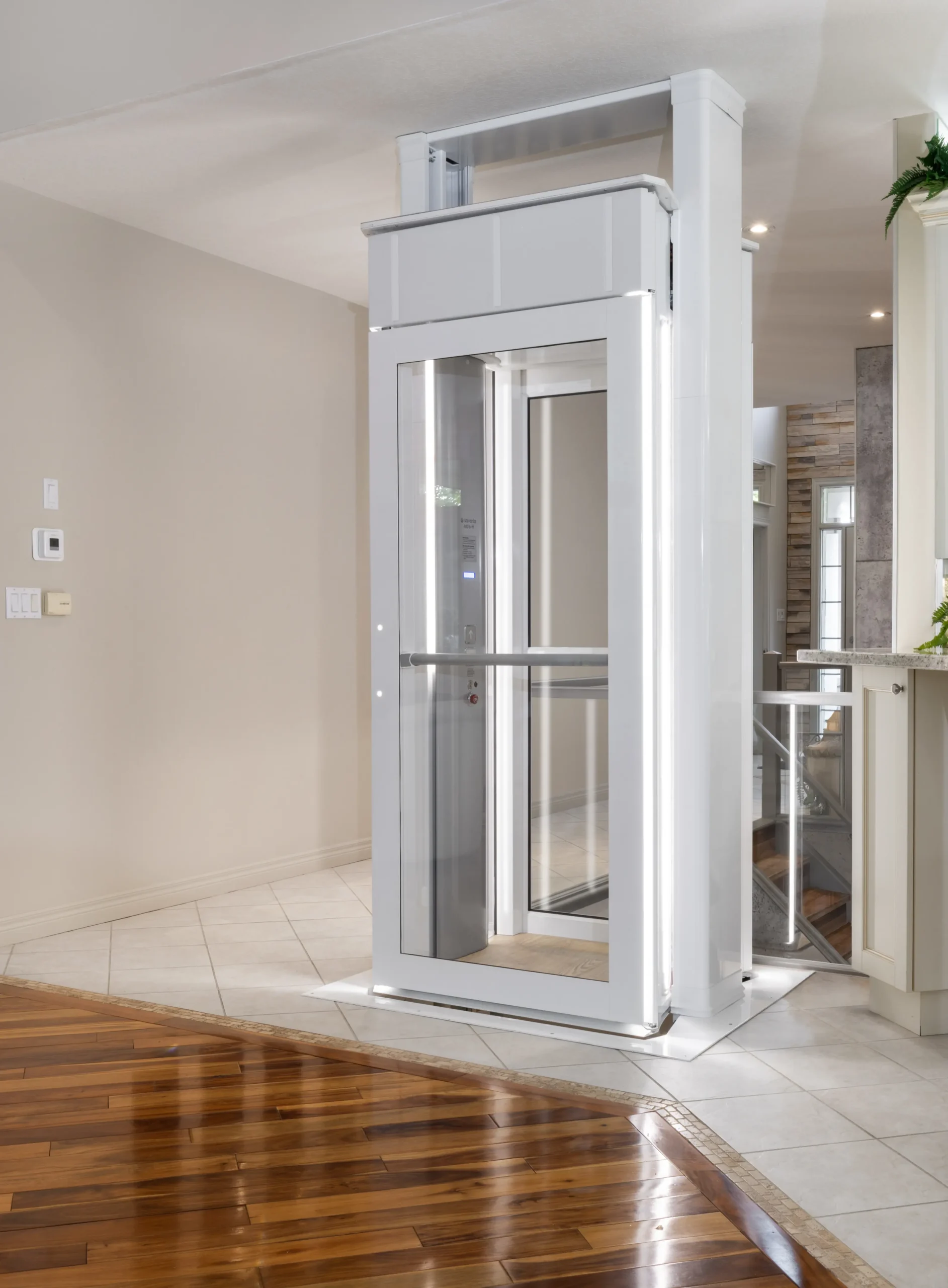 Das Bild zeigt die obere Haltestelle eines Luma-Senkrechtliftes - mit der Fahrstuhlkabine.