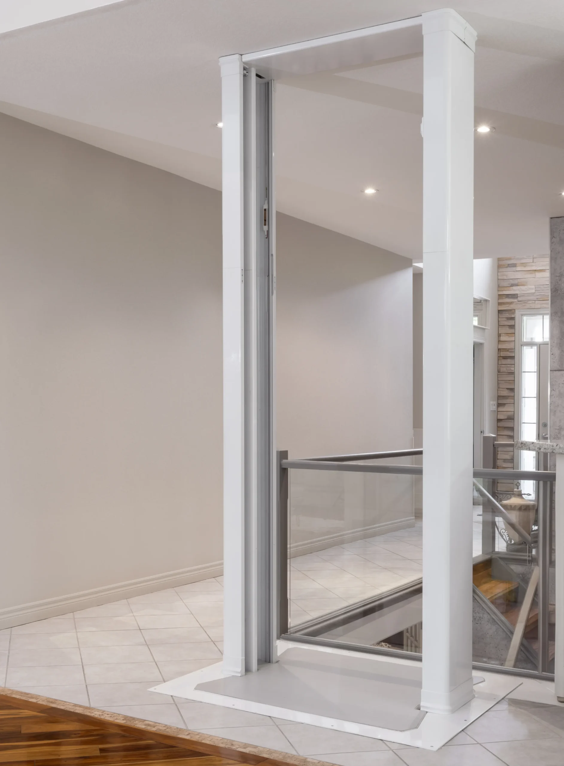 Das Bild zeigt die obere Haltestelle eines Luma-Senkrechtliftes. Der Fahrstuhl ist allerdings gerade unten.